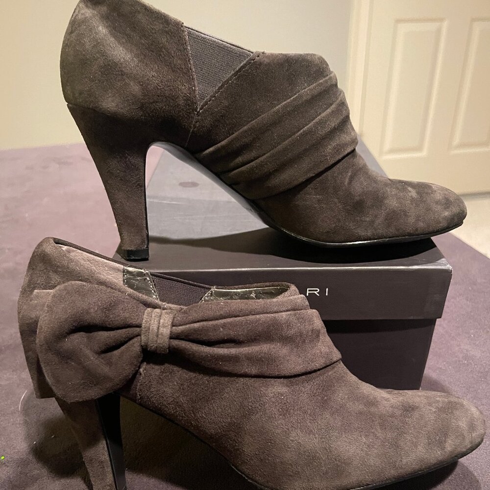 TAHARI Greyson Dark Grey Suede Heeled Ankle Boots w/Bow Pull On Womens 8.5